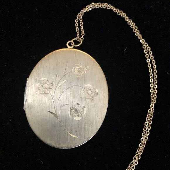 Vintage Flower Engraved Gold tone Hinged Oval Pic Locket Pendant 18" Necklace - Picture 6 of 9